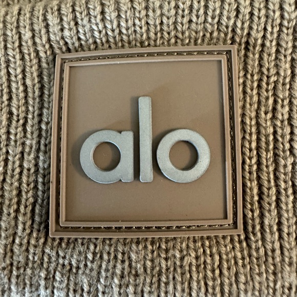ALO Yoga Everyday Beanie Gravel NWOT - Picture 2 of 4